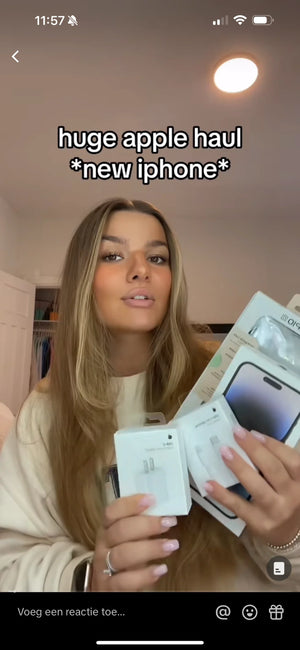 Vrouw toont nieuwe iPhone en Apple accessoires zoals oplaadkabel en adapter, technologie haul.