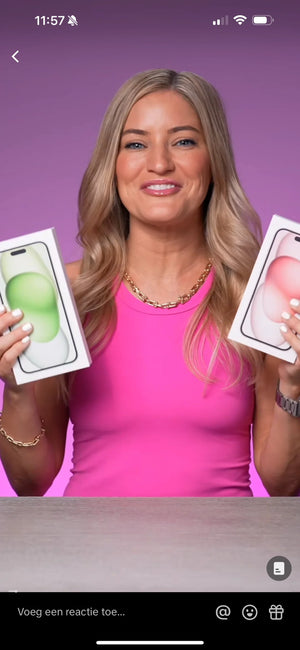 Vrouw in roze top houdt twee iPhone 15 dozen vast, groene en roze variant, op paarse achtergrond.