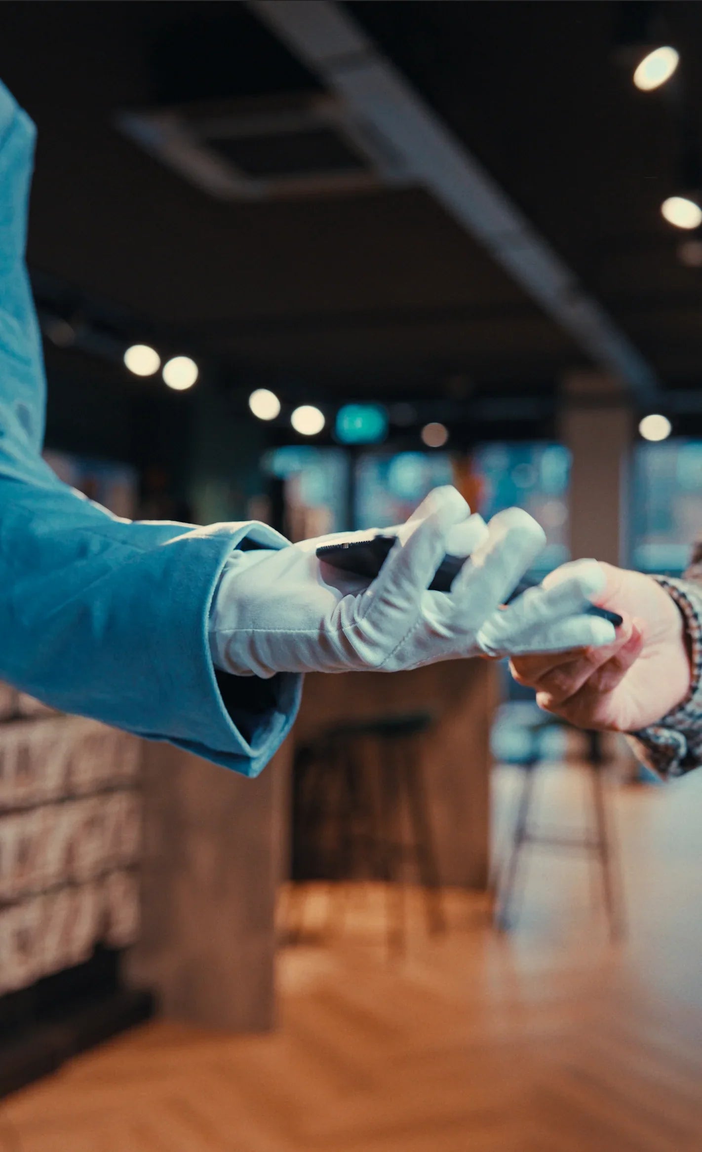 Overdracht van een refurbished iPhone tussen twee personen in winkelomgeving